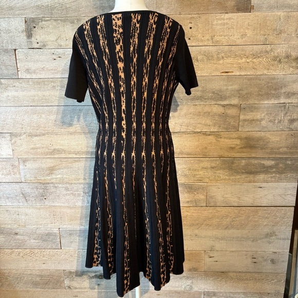 Carmen Marc Valvo women’s black knit short-sleeved fit & flare dress medium - Picture 3 of 8